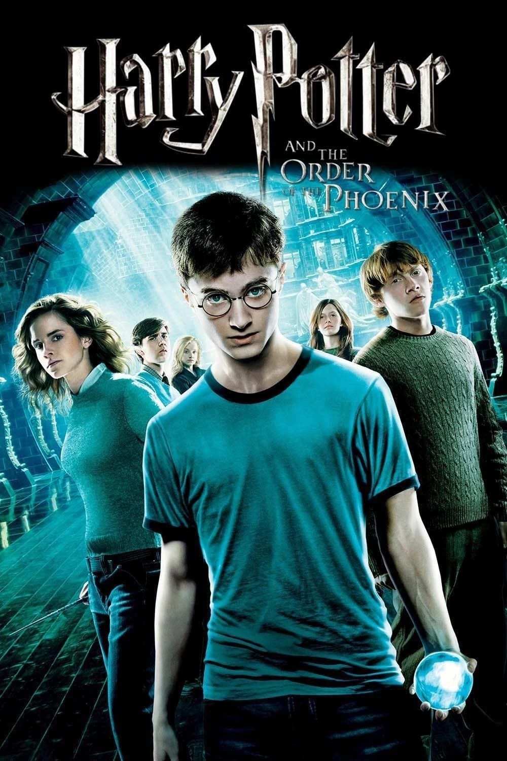 Quinto filme da saga com os personagens principais no centro e outros três ao fundo na Câmara Secreta