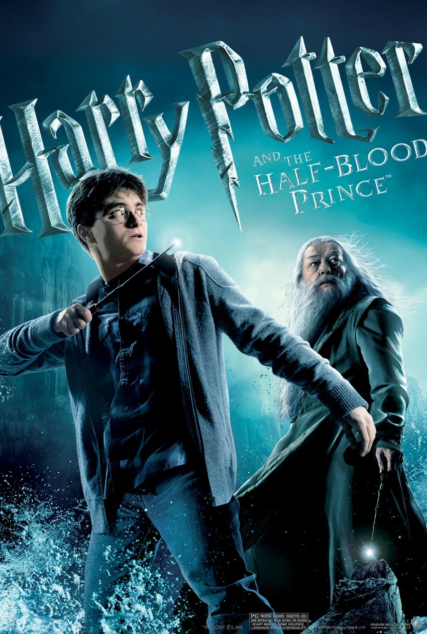 Sexto filme da saga com os Harry Potter e Dumbledor no centro e um fundo azul claro